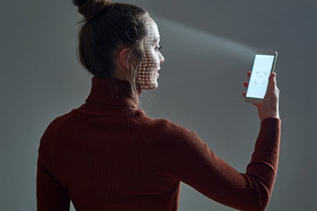 مقایسه Face ID آیفون و تشخیص چهره اندروید؛ کدام امن‌تر است؟