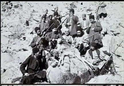 تصویر یادگاری درباریان ناصرالدین شاه در عکاسخانه قصر