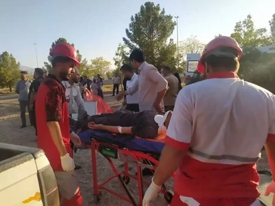 واژگونی وانت مزدا در هفت‌باغ کرمان؛ ۲ کشته و ۲۱ مصدوم