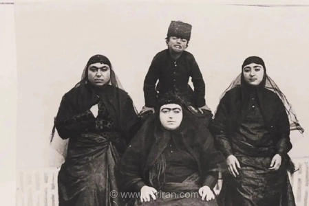 تصویری از ناصرالدین شاه قاجار در کنار زنان حرمسرا