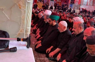 تصویر حضور سید عباس عراقچی در صف نماز جماعت زائران اربعین حسینی در حرم مطهر امام حسین (ع)