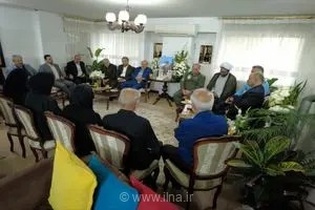 دیدار معاون وزیر آموزش و پرورش و رئیس کمیسیون آموزش مجلس با خانواده خلبان شهید مجید کاظمی