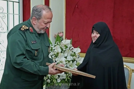 اهدای لوح سپاس رئیس‌جمهور به همسر شهید شمخانی