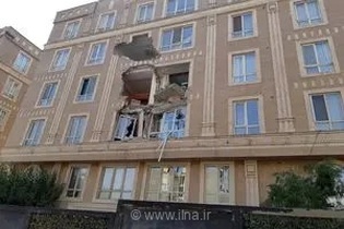 وحشت در غرب تهران؛ سقوط مرگبار تاورکرین روی ساختمان مسکونی در خیابان پیامبر شرقی
