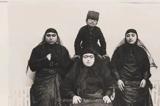تصویری از ناصرالدین شاه قاجار در کنار زنان حرمسرا