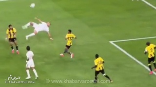 تلاش ناموفق رونالدو برای قیچی برگردان در بازی النصر و الاتحاد