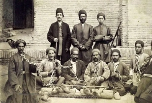 «یاغی نوجوان» بعد بازداشت، در غل و زنجیر و در دوران قاجار (عکس)