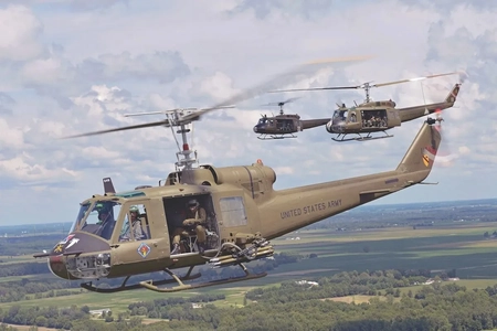 چرا هلیکوپتر UH-1 Iroquois در جنگ ویتنام با درهای باز پرواز می‌کرد؟