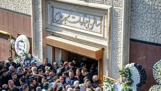 وداع باشکوه هنرمندان و مردم با اکبر عبدی؛ گزارش تصویری مراسم یادبود در مسجد جامع شهرک غرب