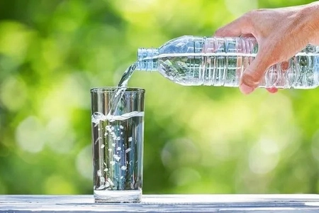 آیا نوشیدنی‌های الکترولیتی برای همه ضروری است؟ حقیقت پشت پرده تبلیغات مکمل‌های آبرسان و ورزشی