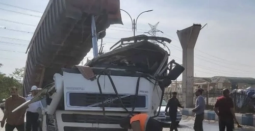 تصادف تریلی با پل عابر پیاده در محور جاجرود