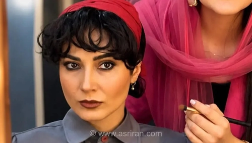 استایل متفاوت و خیره‌کننده سمیرا حسن‌پور در نمایش «هنوز زنده‌ایم» که توجه‌ها را به خود جلب کرد