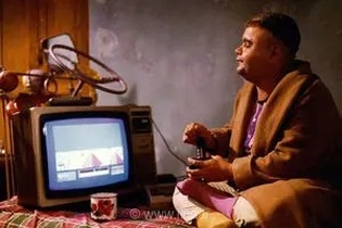 شبکه نمایش با پخش دو اثر ماندگار «مادر» و «ای ایران»، به تماشای هنرنمایی اکبر عبدی می‌نشیند