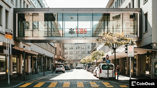 بانک بزرگ سوئیسی UBS با افزایش ۲۴ برابری در اختیار داشتن اختیار خرید ETF، حضور خود در بازار بیت‌کوین را گسترش داد