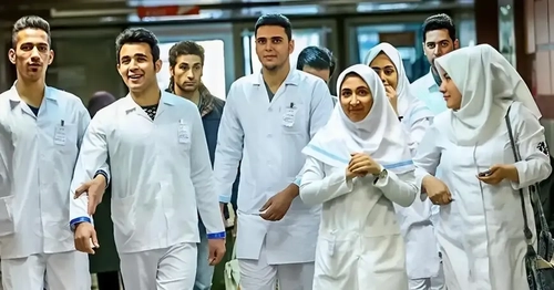 اختلاف بر سر ظرفیت پذیرش پزشکی؛ چرا وزارت بهداشت کمتر از قانون دانشجو می‌پذیرد؟