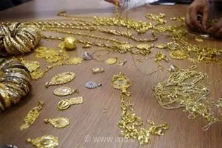 پاکدستی امدادگران اورژانس جاده خاش به ایرانشهر/ ۱.۵ کیلو طلای مصدومان تصادف تحویل داده شد
