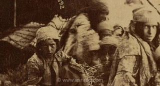 تصویری از دختران عشایر لرستان در کنار سیاه چادرها، 140 سال پیش