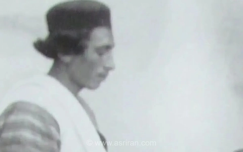 تصویری دیدنی از یک بانوی متمول ایرانی در کنار خدمتکارانش در دوران پر رمز و راز قاجار