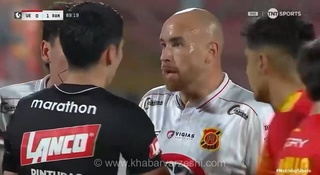 رفتار عجیب توپ جمع کن در لیگ شیلی؛ کمک به حریف وسط زمین!