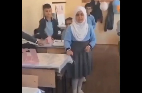 وداع دختربچه محجبه با کلاس درس در باکو پس از اخراج