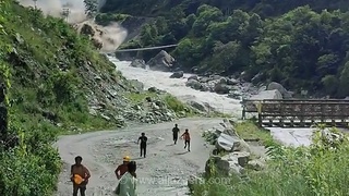 لحظه نجات یک کارگر ساختمانی از رانش گل و لای در نپال به ثبت رسید