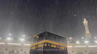 باران شدید و رعد و برق در مکه؛ صحنه‌هایی از بارش بر فراز کعبه
