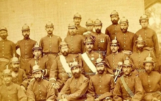 نظامیان دوران قاجار در حیاط قصر در مراسم «سلام»(عکس)