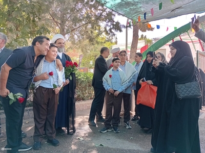 عکس یادگاری خداداد عزیزی با دانش‌آموزان مشهدی + تصاویر