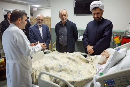 عیادت رئیس‌جمهور از آیت‌الله نوری همدانی در بیمارستان