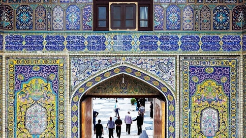 انتقاد تند از سر دادن شعارهای ضدوحدت در حرم امام رضا (ع)