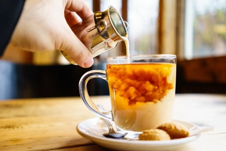 چای را با شیر بنوشیم یا بدون شیر؟ آنچه پژوهش‌ها می‌گوید
