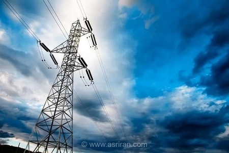 سقوط تیر برق در نیویورک، چندین خودرو را به آتش کشید