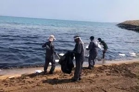آغاز عملیات پاکسازی آلودگی نفتی در سواحل قشم توسط تیم‌های تخصصی بنادر و دریانوردی هرمزگان