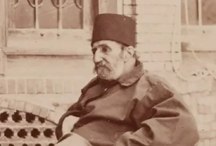 تصویری از خزانه‌دار ناصرالدین شاه بر روی ویلچر در قصر