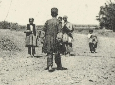 تصویری قدیمی از یک ایست بازرسی در جاده همدان قاجاری
