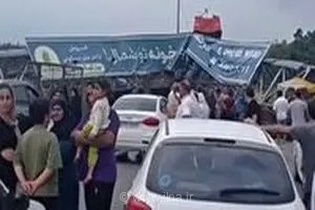 سقوط پل هوایی در سراوان رشت بر اثر باز شدن اتاق یک تریلی کمپرسی.