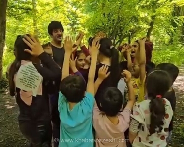 همراهی دلگرم‌کننده رسول خادم با فرزندان موسسه مهر و ماه در کوهپیمایی؛ ما خسته می‌شویم اما ادامه می‌دهیم