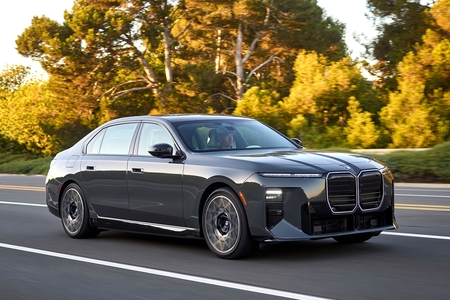 بررسی BMW i7: فناوری جدید، درخشش همیشگی یک سدان لوکس