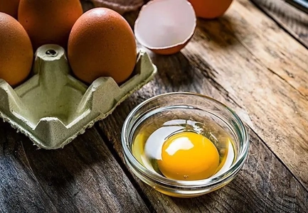 خوردن تخم مرغ خام: خطرات و واقعیت‌هایی که باید بدانید