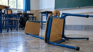 مصدومیت دانش‌آموز در رودبار با پرتاب صندلی؛ مدیر و معاون مدرسه توبیخ شدند