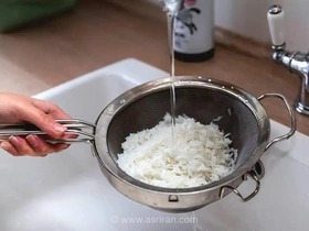 روش صحیح آبکش کردن برنج برای یک برنج مجلسی و خوش‌دانه