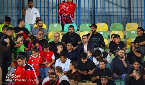 مدیرعامل پرسپولیس در کنار هواداران تیمش در ورزشگاه