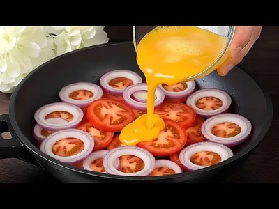 تخم‌مرغ همزده با گوجه‌فرنگی و پنیر: صبحانه‌ای سریع و مقوی
