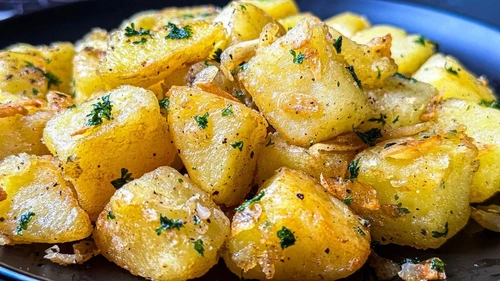 طرز تهیه سیب زمینی با کره سیر در ماهیتابه؛ یک غذای ساده و خوشمزه