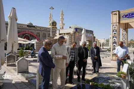 زیارت مزار حاج قاسم سلیمانی توسط مشاور وزیر میراث‌فرهنگی
