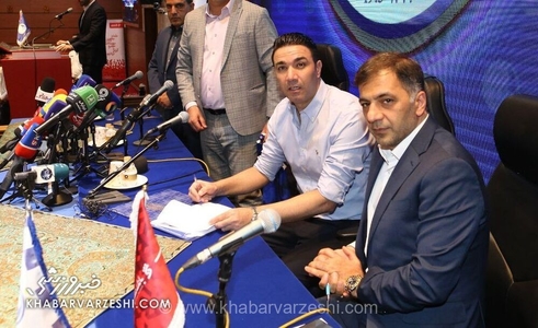 عکس تکراری با تفاوت پس زمینه قرمز به جای آبی؛ آیا سرنوشت هم برای دو عضو حاضر در عکس تکرار می‌شود؟