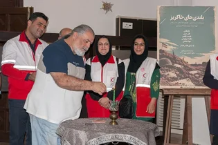 حضور امدادگران هلال احمر در مراسم شب‌چراغ نمایش «بلندی‌های خاکریز»