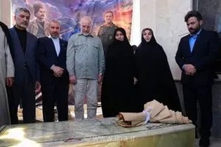 رئیس مجلس بر سر مزار رئیسعلی دلواری در نجف حاضر شد
