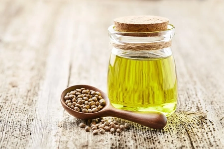 فواید و محدودیت‌های روغن شاهدانه برای مو