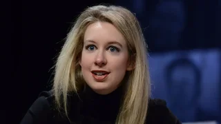 گروهی از حامیان الیزابت هولمز از بنیانگذار متهم Theranos در اکران مستند «شما همه چیز را می‌بینید» دفاع می‌کنند